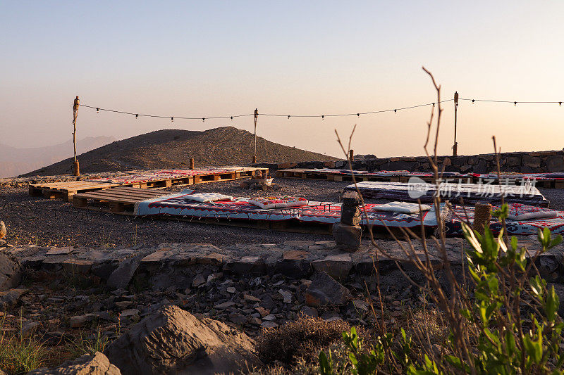 在Ras al Khaimah Jebel Jais的山顶营地，有篝火坑和垫子